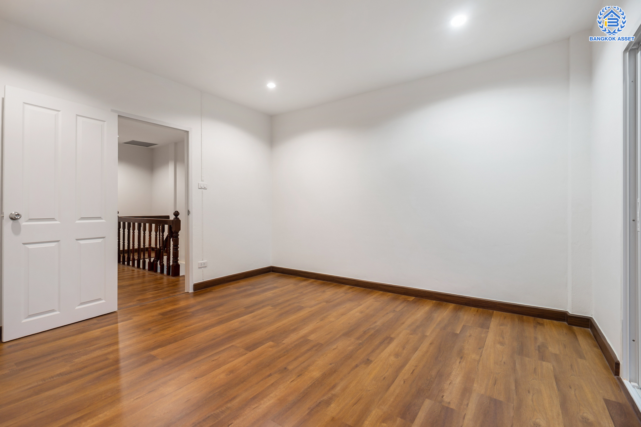 บ้านมือสองตกแต่งใหม่ ม.ศรีบัณฑิต5 บางกรวย ทาวน์เฮ้าส์ 3 ชั้นหลังใหญ่ เนื้อที่ 18 ตร.ว. ทำเลโซนเมือง ฟังก์ชัน 4 ห้องนอน 3 ห้องน้ำ 1 ที่จอดรถ ตอบโจทย์ทุกการเข้าอยู่ พร้อมรองรับครอบครัวขยาย อยู่บนทำเลเชื่อมต่อหลายเส้นทาง ใกล้จุดขึ้นทางด่วน "ศรีรัช" และรถไฟฟ้าสายสีน้ำเงิน "สถานีบางอ้อ"